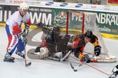 Inline Hockey-WM in Ingolstadt - Eröffnungsspiel - Deutschland gegen Slowenien 7:5 - Björn Friedl im Angriff auf das slowenische Tor wird sensationell von den Rollen geholt