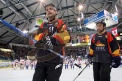 Inline Hockey-WM in Ingolstadt - Eröffnungsspiel - Deutschland gegen Slowenien 7:5 - Einmarsch der deutschen Nationalmannschaft, links Thomas Greilinger