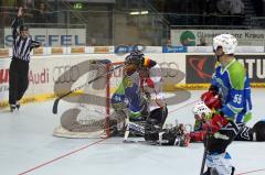 Inline Hockey WM 2012 Deutschland - Slowenien - Michael Wolf wird gefoult - Foto: Jürgen Meyer