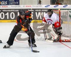 Inline Hockey-WM in Ingolstadt - Eröffnungsspiel - Deutschland gegen Slowenien 7:5 - Thomas Greilinger setzt zum Schuss an