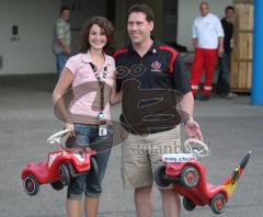 Inline Hockey-WM in Ingolstadt - Trainer Kanada Gerry St. Cyr verlor eine Wette und musste mit dem Bobbycar ein Rennen fahren