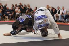Judo - 2. Bundesliga - Männer - Saison 2024/25 - Judo - ESV Ingolstadt - Rüsselsheim-  - Mohamed Montassar Rouahi schwarz ESV -  - Nils Faßmann weiss Rüsselsheim - Foto: Meyer Jürgen