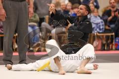 Judo - 2. Bundesliga - Männer - Saison 2024/25 - Judo - ESV Ingolstadt - Rüsselsheim-  - Jose Ryan da Silva Bruno schwarz ESV - jubel - Miriam Abbaszade weiss Rüsselsheim - Foto: Meyer Jürgen