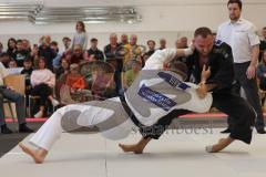 Judo - 2. Bundesliga - Männer - Saison 2024/25 - Judo - ESV Ingolstadt - Rüsselsheim-  - Nicos Moulatze schwarz ESV - Florian Birk weiss Rüsselsheim - Foto: Meyer Jürgen