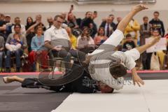 Judo - 2. Bundesliga - Männer - Saison 2024/25 - Judo - ESV Ingolstadt - Rüsselsheim-  - Nikos Moulatze schwarz ESV - Daniel Goral weiss Rüsselsheim - Foto: Meyer Jürgen