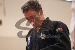 Judo - 2. Bundesliga - Männer - Saison 2024/25 - Judo - ESV Ingolstadt - Rüsselsheim-  - Jonas Holtman schwarz ESV mit einer Verletzung an der Nase - Sanitäter - Nikita Hrek weiss Rüsselsheim - Foto: Meyer Jürgen