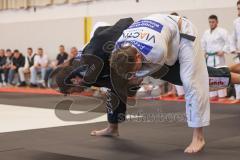 Judo - 2. Bundesliga - Männer - Saison 2024/25 - Judo - ESV Ingolstadt - Rüsselsheim-  - Mohamed Montassar Rouahi schwarz ESV -  - Nils Faßmann weiss Rüsselsheim - Foto: Meyer Jürgen