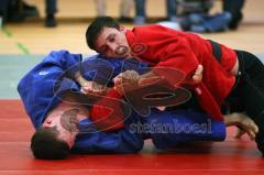 Bayernliga - Judo - DJK IN - SV Teisendorf - unten Tobias Maier hier in der Klemme von Christoph Kronenberger (in Rot)