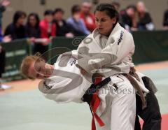 Judo Damen - DJK Ingolstadt - JC Kümmersbrück - Nicole Pavel links versucht Kathrin Mayinger über die Schulter zu werfen