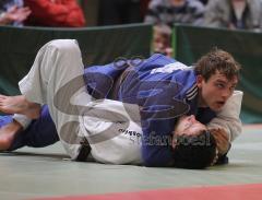 Judo - Landesliga Süd - DJK Ingolstadt - TSV Palling - Red Sox - Daniel Werner schaut zum Schiedsrichter. Bernhart Huber am Boden