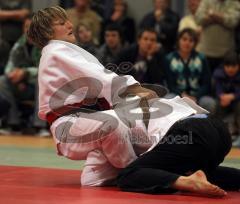 Judo Damen - DJK Ingolstadt - JC Kümmersbrück - links Alexander Brandstetter hält Judith Hofstetter am Boden