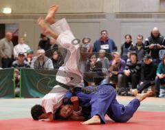 Judo - Landesliga Süd - DJK Ingolstadt - TSV Palling - Red Sox - Alexander Krap in blau wirft Simon Angerpointner