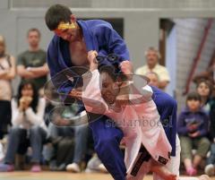 Judo - Landesliga Süd - DJK Ingolstadt - TSV Palling - Red Sox - Martin Okroy oben wird zu Boden gezogen von Daniel Herleder. Beide wurden verarztet nachdem sie mit den Köpfen zusammen stießen