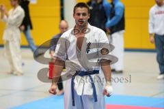 Deutsche Kyokushin- Karate Meisterschaft Vollkontakt 2012 - der Ingolstädter Georg Matuschik wartet auf die Entscheidung. Verletzungen an Lippe und Händen