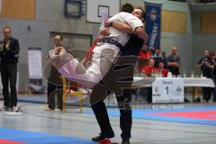 Deutsche Kyokushin- Karate Meisterschaft Vollkontakt 2012 - links der Ingolstädter Georg Matuschik und sein Trainer Andreas Rosenhammer freuen sich über den Titel