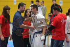 Deutsche Kyokushin- Karate Meisterschaft Vollkontakt 2012 - Trainer Andreas Rosenhammer gratuliert rechts dem Ingolstädter Georg Matuschik