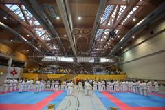 Deutsche Kyokushin- Karate Meisterschaft Vollkontakt 2012 - Aufmarsch aller Kämpfer und Kampfrichter in der Pauö-Wegmann-Halle