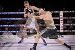 Gladiator Fight Night 2022; Saturn Arena Ingolstadt; Kickboxen, Boxen Turnier; Felix Beyer (weisse Hose) bei seinem ersten BoxKampf gegen Steven Pagacs (schwarze Hose)