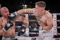 Gladiator Fight Night 2022; Saturn Arena Ingolstadt; Kickboxen, Boxen Turnier; Felix Beyer (weisse Hose) bei seinem ersten BoxKampf gegen Steven Pagacs (schwarze Hose)