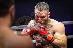 NIGHT 4 FIGHT, Stadttheater Ingolstadt, Kickboxen, K1, Europameisterschaft - Vincent Ludwig (Ingolstadt rote Handschuhe) gegen Wassili Gebel (Megesheim), Ludwig Sieger nach Punkten