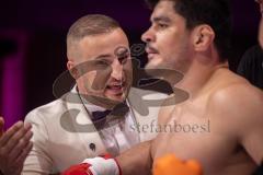 Gladiator Fightnight 2025 -  Festsaal Stadttheater Ingolstadt; WKU Weltmeisterschaft bis 81 kg: Joilton Lutterbach vs. Renato Ferrara. Sieger Lutterbach durch Abbruch, Trainer Dardan Morina