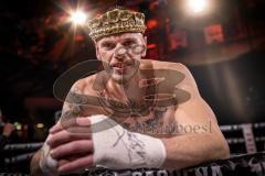 Gladiator Fight Night 2022; Saturn Arena Ingolstadt; Kickboxen, Finale Turnier um die Krone, Sieger Achterberg mit der Krone von Juwelier Hilscher