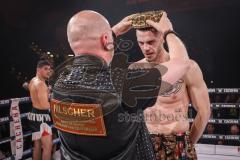 Gladiator Fight Night 2022; Saturn Arena Ingolstadt; Kickboxen, Finale Turnier um die Krone, Sieger Achterberg bekommt die Krone von Juwelier Hilscher