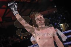 Gladiator Fight Night 2022; Saturn Arena Ingolstadt; Kickboxen, Boxen Turnier; Felix Beyer (weisse Hose) bei seinem ersten BoxKampf gegen Steven Pagacs (schwarze Hose) Sieger nach Punkten