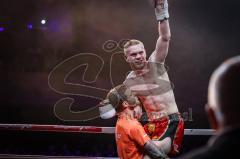 NIGHT 4 FIGHT, Stadttheater Ingolstadt, Kickboxen, K1, Europameisterschaft, Titelkampf ISKA EM bis 75 kg, Sieger nach Punkten Daniel Jäger (rote Hose) gegen Zsaiid Aydaev (schwarze Hose)