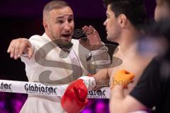 Gladiator Fightnight 2025 -  Festsaal Stadttheater Ingolstadt; WKU Weltmeisterschaft bis 81 kg: Joilton Lutterbach vs. Renato Ferrara. Sieger Lutterbach durch Abbruch, Trainer Dardan Morina