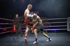 NIGHT 4 FIGHT, Stadttheater Ingolstadt, Kickboxen, K1, Europameisterschaft, Titelkampf ISKA EM bis 75 kg, Sieger nach Punkten Daniel Jäger (rote Hose) gegen Zsaiid Aydaev (schwarze Hose)