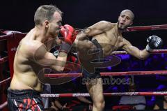 NIGHT 4 FIGHT, Stadttheater Ingolstadt, Kickboxen, K1, Europameisterschaft, K1 bis 78 kg, Tarik Sen (rote Handschuhe Schwabach) gegen Darwin Rashed (schwarze Handschuhe Nürnberg)