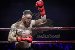 NIGHT 4 FIGHT, Stadttheater Ingolstadt, Kickboxen, K1, Europameisterschaft - Vincent Ludwig (Ingolstadt rote Handschuhe) gegen Wassili Gebel (Megesheim), Ludwig Sieger nach Punkten