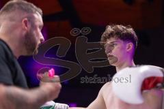 Gladiator Fight Night 6; Festsaal Ingolstadt; Deutsche Meisterschaft Mittelgewicht K1 WKU; Albijon Morina gegen Amin Farmi (mit Bart). Morina gewinnt nach Punkten. Trainer Genti Morina