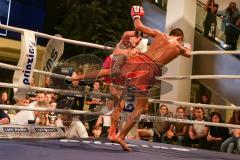 Kickboxen und K1 - Westpark Plaza - Gashi Bayram rote Hose schwarze Haare Kickboxtempel Ingolstadt - Yunus Korkmaz orange Hose mit Haarzopf Neuperlach - Foto: Jürgen Meyer