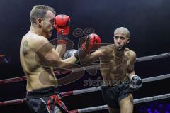 NIGHT 4 FIGHT, Stadttheater Ingolstadt, Kickboxen, K1, Europameisterschaft, K1 bis 78 kg, Tarik Sen (rote Handschuhe Schwabach) gegen Darwin Rashed (schwarze Handschuhe Nürnberg)