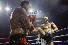 NIGHT 4 FIGHT, Stadttheater Ingolstadt, Kickboxen, K1, Europameisterschaft, K1 bis 78 kg, Tarik Sen (rote Handschuhe Schwabach) gegen Darwin Rashed (schwarze Handschuhe Nürnberg)