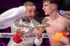 Gladiator Fightnight 2025 -  Festsaal Stadttheater Ingolstadt; WKU Profi-Europameistertitel bis 72,5 kg! Im Rampenlicht: Albijon Morina vs. Mateusz Janik. Sieger nach Punkten Albijon Morina, Trainer Dardan und Genti Morina