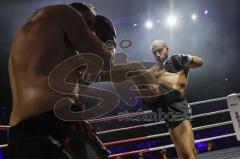 NIGHT 4 FIGHT, Stadttheater Ingolstadt, Kickboxen, K1, Europameisterschaft, K1 bis 78 kg, Tarik Sen (rote Handschuhe Schwabach) gegen Darwin Rashed (schwarze Handschuhe Nürnberg)