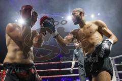 NIGHT 4 FIGHT, Stadttheater Ingolstadt, Kickboxen, K1, Europameisterschaft, K1 bis 78 kg, Tarik Sen (rote Handschuhe Schwabach) gegen Darwin Rashed (schwarze Handschuhe Nürnberg)