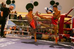 Kickboxen und K1 - Westpark Plaza - Gashi Bayram rote Hose schwarze Haare Kickboxtempel Ingolstadt - Yunus Korkmaz orange Hose mit Haarzopf Neuperlach - Foto: Jürgen Meyer