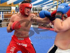 Kickboxtempel IN - Bayernauswahl im IN-Volksfest - links Ramil Fatulaev zwang seinen Gegner rechts Gezim Salmani in die Knie. Hier harte Kopftreffer