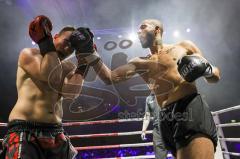 NIGHT 4 FIGHT, Stadttheater Ingolstadt, Kickboxen, K1, Europameisterschaft, K1 bis 78 kg, Tarik Sen (rote Handschuhe Schwabach) gegen Darwin Rashed (schwarze Handschuhe Nürnberg)