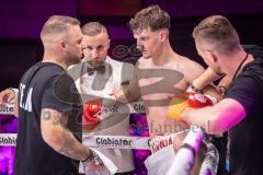 Gladiator Fightnight 2025 -  Festsaal Stadttheater Ingolstadt; WKU Profi-Europameistertitel bis 72,5 kg! Im Rampenlicht: Albijon Morina vs. Mateusz Janik. Sieger nach Punkten Albijon Morina, Trainer Dardan und Genti Morina