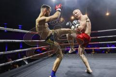 NIGHT 4 FIGHT, Stadttheater Ingolstadt, Kickboxen, K1, Europameisterschaft, K1 bis 81 kg, Phillip Wittmann (rote Handschuhe Weiden) gegen Christian Kühn (schwarze Handschuhe)