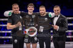 Gladiator Fight Night 6; Festsaal Ingolstadt; Deutsche Meisterschaft Mittelgewicht K1 WKU; Albijon Morina gegen Amin Farmi (mit Bart). Morina gewinnt nach Punkten. Trainer Dardan Morina und Genti Morina