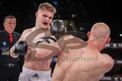 Gladiator Fight Night 2022; Saturn Arena Ingolstadt; Kickboxen, Boxen Turnier; Felix Beyer (weisse Hose) bei seinem ersten BoxKampf gegen Steven Pagacs (schwarze Hose)