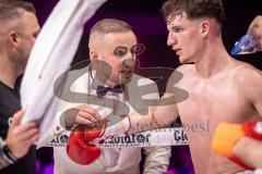 Gladiator Fightnight 2025 -  Festsaal Stadttheater Ingolstadt; WKU Profi-Europameistertitel bis 72,5 kg! Im Rampenlicht: Albijon Morina vs. Mateusz Janik. Sieger nach Punkten Albijon Morina, Trainer Dardan und Genti Morina