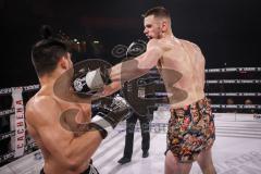 Gladiator Fight Night 2022; Saturn Arena Ingolstadt; Kickboxen, Finale Turnier um die Krone, rechts Lukas Achterberg trifft Joilton Peregrino am Kinn und der Kampf ist aus technisches KO, Sieger Achterberg