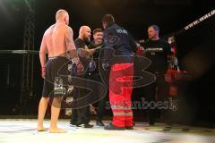 MMA - Young Blood Night - YBN Championship -77 kg - MARIO WITTMANN Ingolstadt gegen VLADIMIR FEDIN aus St. Petersburg, Russland - links Wittmann trifft den Russen mit dem rechten Knie am Unterbauch. rechts Arzt beim Gegner